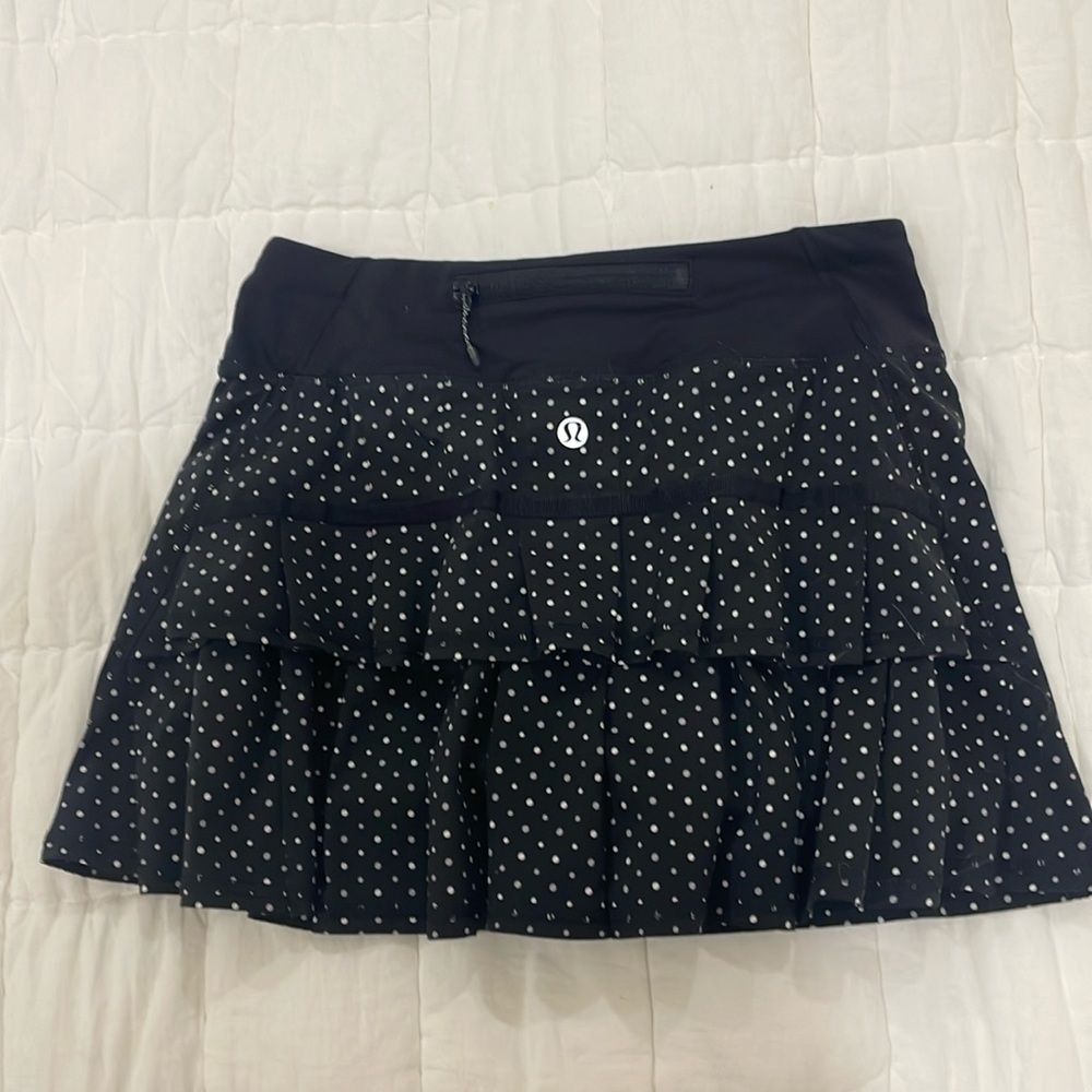 Lululemon vintage black+white ruffle skirt! SIZE 2! great condition W/ TEAR TAG